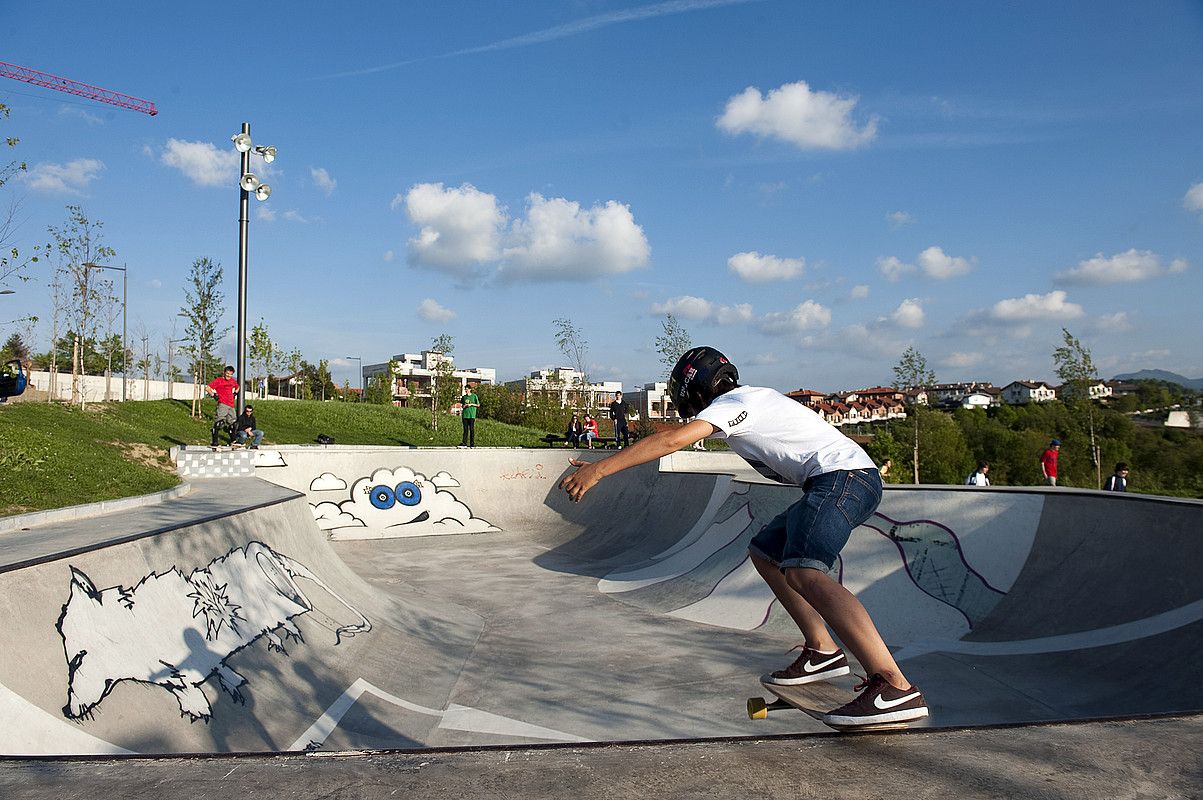 Zale bat skatean ibiltzen den bitartean gainontzekoek txanda itxaroten dute. Lagun talde ugari bildu ohi da arratsaldez eguraldi ona egiten duenean. JUAN CARLOS RUIZ / ARGAZKI PRESS.