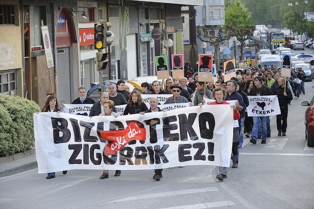 Bizi guztiko zigorra salatu zuten atzo Lasarte-Orian. JON URBE / ARGAZKI PRESS. Bizi guztiko zigorra salatu zuten atzo Lasarte-Orian. JON URBE / ARGAZKI PRESS.