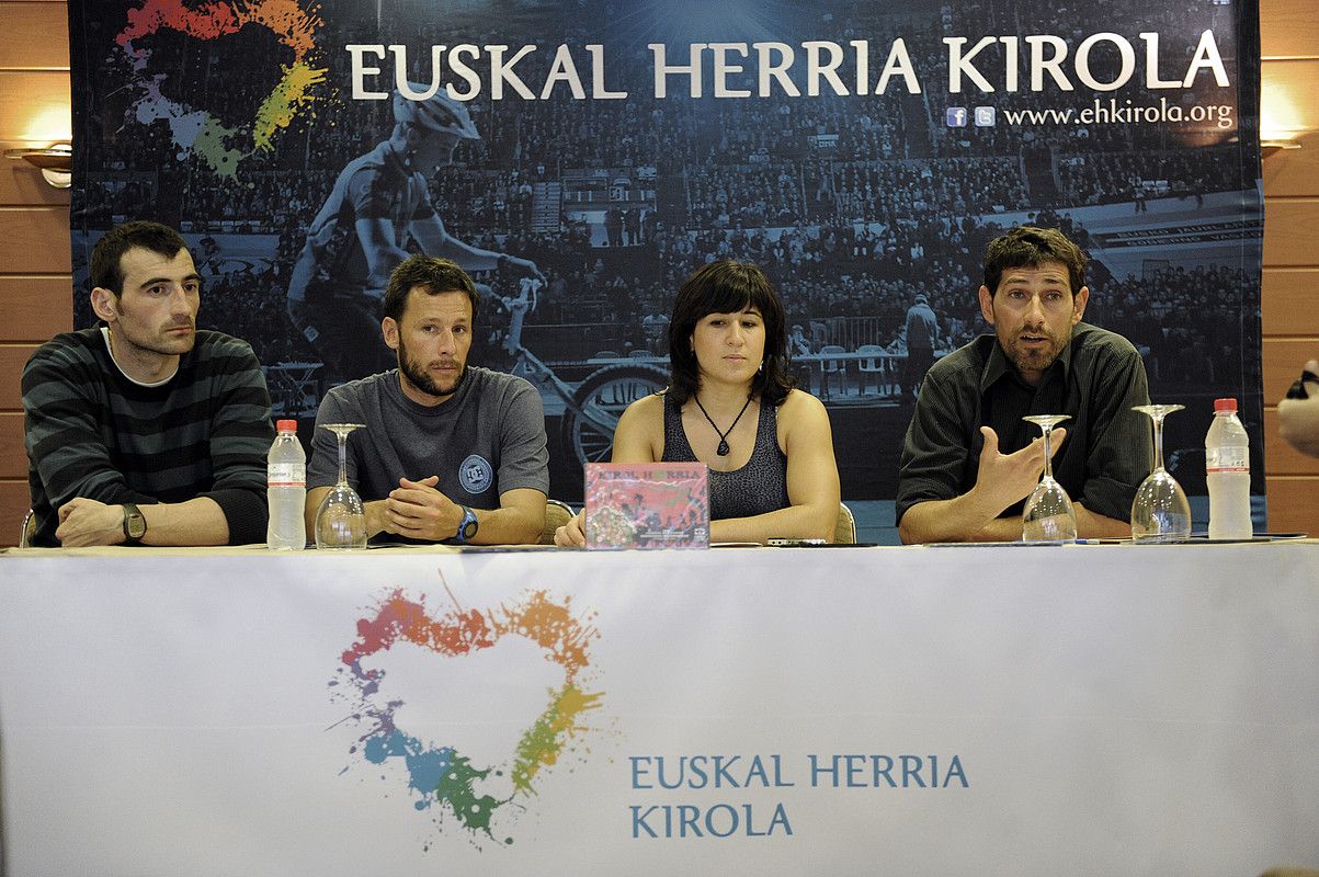 Arkaitz Goñi, Iker Acero, Irati Anda eta Mikel Troitiño, atzo, aurkezpenean. MARISOL RAMIREZ / ARGAZKI PRESS. Arkaitz Goñi, Iker Acero, Irati Anda eta Mikel Troitiño, atzo, aurkezpenean. MARISOL RAMIREZ / ARGAZKI PRESS.