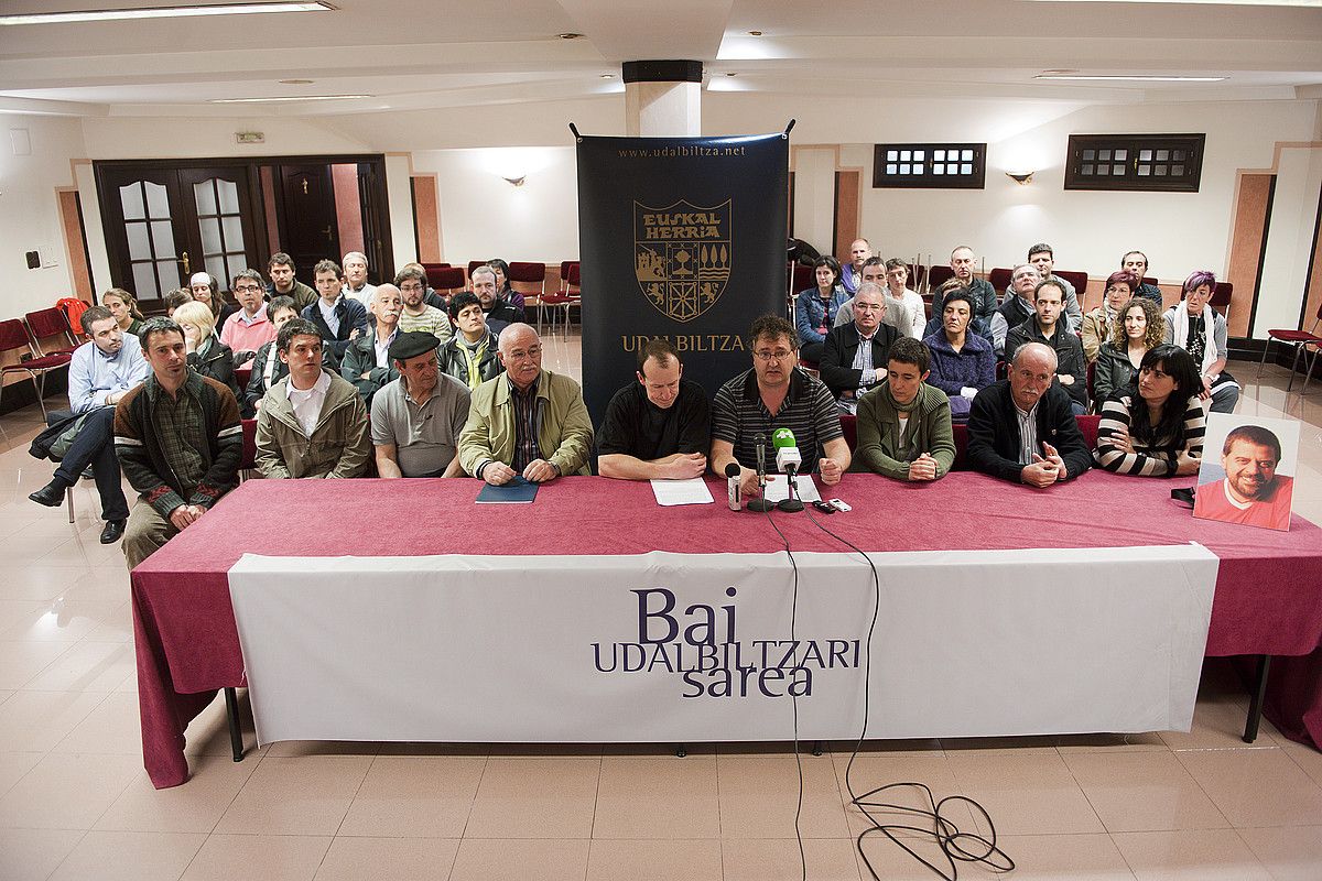 Udalbiltzako auzipetuak, gizarte eragileekin batera, Donostian, atzo. GARI GARAIALDE / ARGAZKI PRESS.