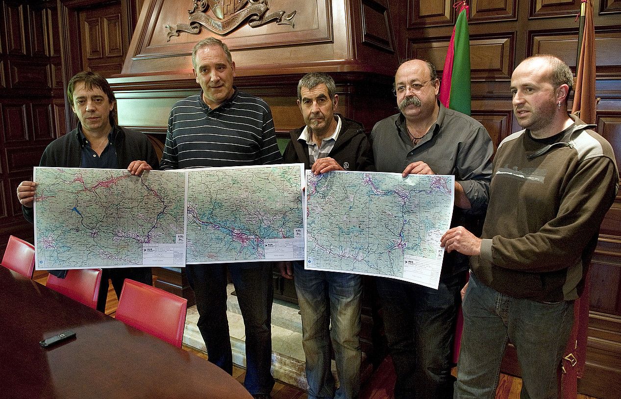 Aitor Loiola, Gontzal Sarrigoitia eta Jabier Azpitarte, Lurrako ordezkarien erdian, ezkerretik eskuinera. JON HERNAEZ / ARGAZKI PRESS. Aitor Loiola, Gontzal Sarrigoitia eta Jabier Azpitarte, Lurrako ordezkarien erdian, ezkerretik eskuinera. JON HERNAEZ / ARGAZKI PRESS.