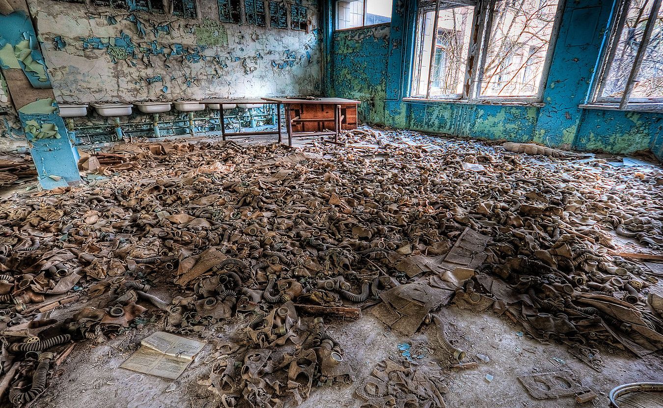 Txernobyldik gertu dagoen Pripyat herriko eskola batean umeek erabilitako gas maskarak. BERRIA. Txernobyldik gertu dagoen Pripyat herriko eskola batean umeek erabilitako gas maskarak. BERRIA.