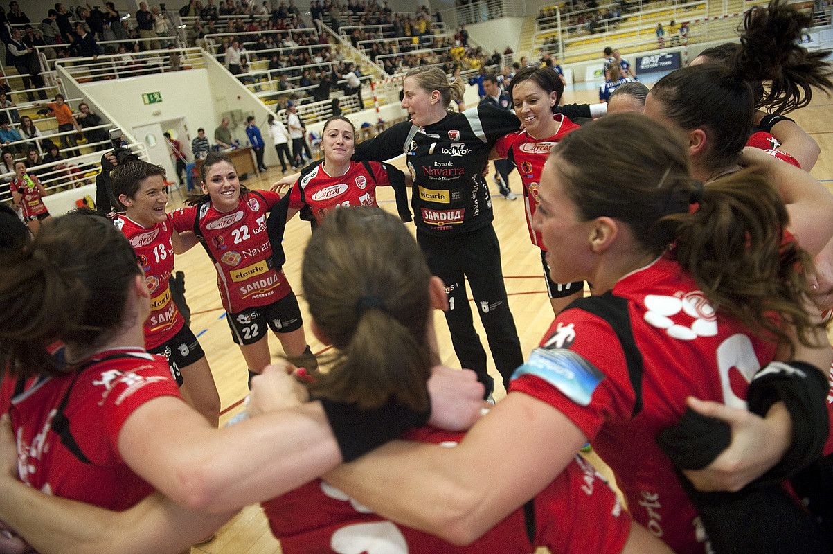 Itxakoko jokalariak, liga garaipena ospatzen, atzo, Donostian. JUAN CARLOS RUIZ / ARGAZKI PRESS. Itxakoko jokalariak, liga garaipena ospatzen, atzo, Donostian. JUAN CARLOS RUIZ / ARGAZKI PRESS.