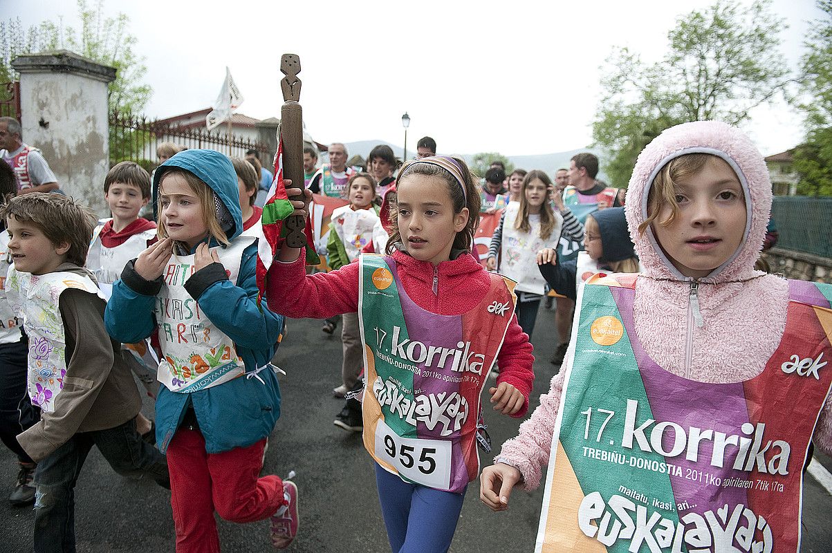 Haurrak lekukoa eramaten Saran. JUAN CARLOS RUIZ / ARGAZKI PRESS.