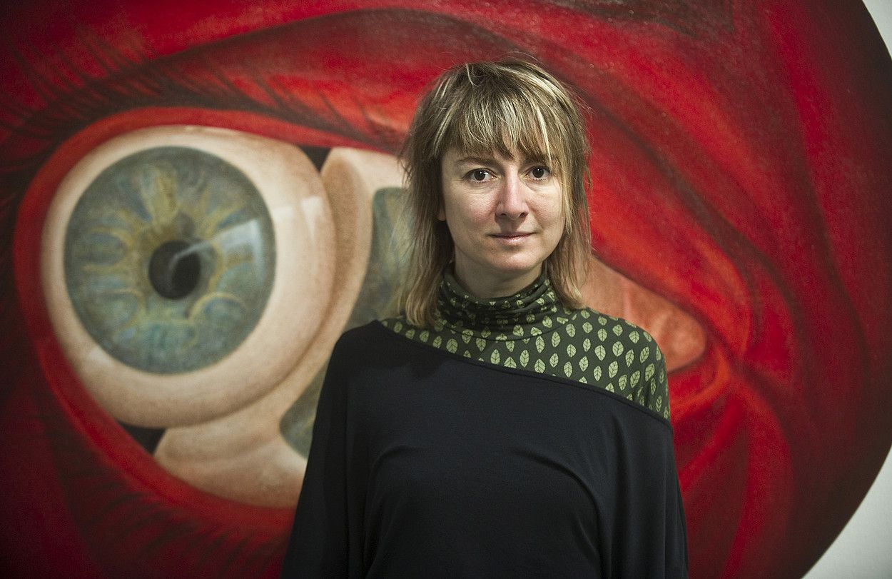 Marina Nuñez artista espainiarra Bilboko Rekalde aretoan. Atzean bere obretako du. LUIS JAUREGI ALTZO / ARGAZKI PRESS. Marina Nuñez artista espainiarra Bilboko Rekalde aretoan. Atzean bere obretako du. LUIS JAUREGI ALTZO / ARGAZKI PRESS.