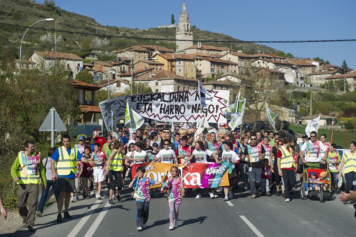 Edurne Brouard, mezua sartzen lekukoan. JUANAN RUIZ / ARGAZKI PRESS.