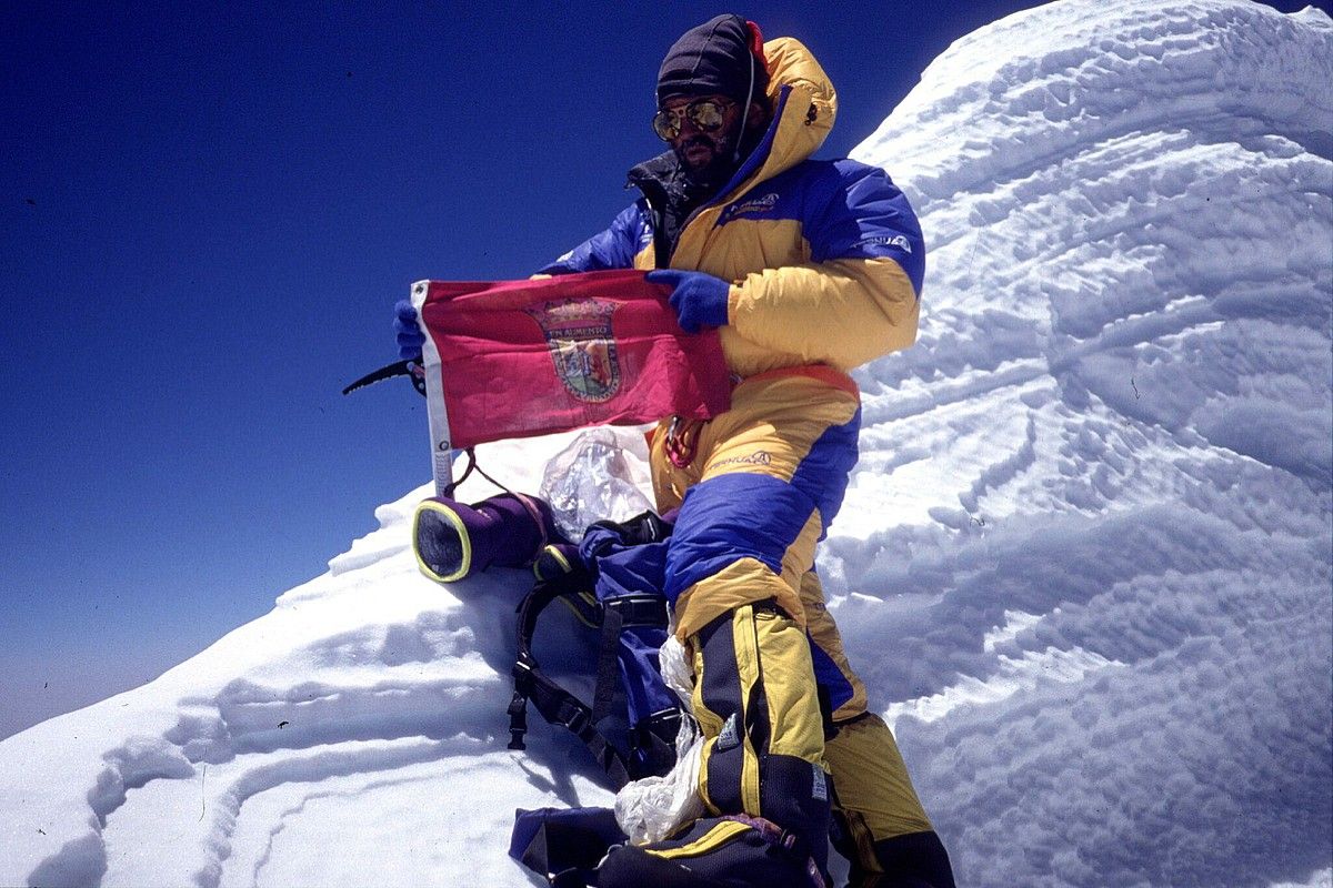 Juanito Oiarzabal, Annapurna mendiaren gailurrean, 14 zortzimilakoak lortu zituenean. JUAN VALLEJO. Juanito Oiarzabal, Annapurna mendiaren gailurrean, 14 zortzimilakoak lortu zituenean. JUAN VALLEJO.