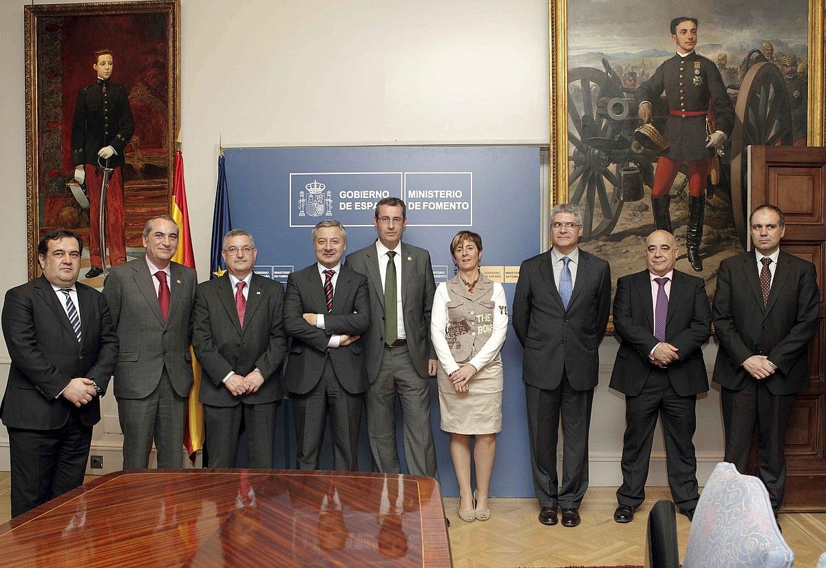 Akordioa sinatu zuten erakundeetako ordezkariak, atzo, Madrilen. PASAIAKO PORTU AGINTARITZA. Akordioa sinatu zuten erakundeetako ordezkariak, atzo, Madrilen. PASAIAKO PORTU AGINTARITZA.