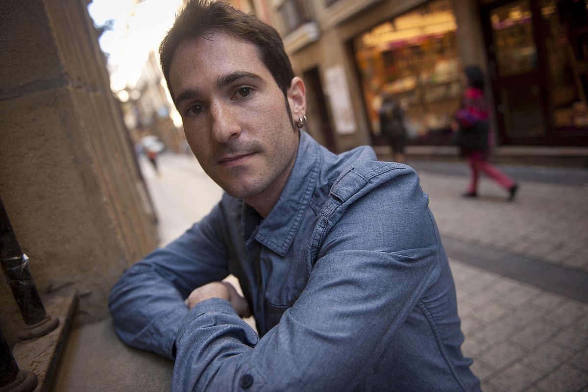 Mikel Garcia Idiakez kazetariak Tene Mujika bekari esker landu du Zeluloidezko begiradak liburua, eta Elkarrekin kaleratu du. GARI GARAIALDE / ARGAZKI PRESS. Mikel Garcia Idiakez kazetariak Tene Mujika bekari esker landu du Zeluloidezko begiradak liburua, eta Elkarrekin kaleratu du. GARI GARAIALDE / ARGAZKI PRESS.