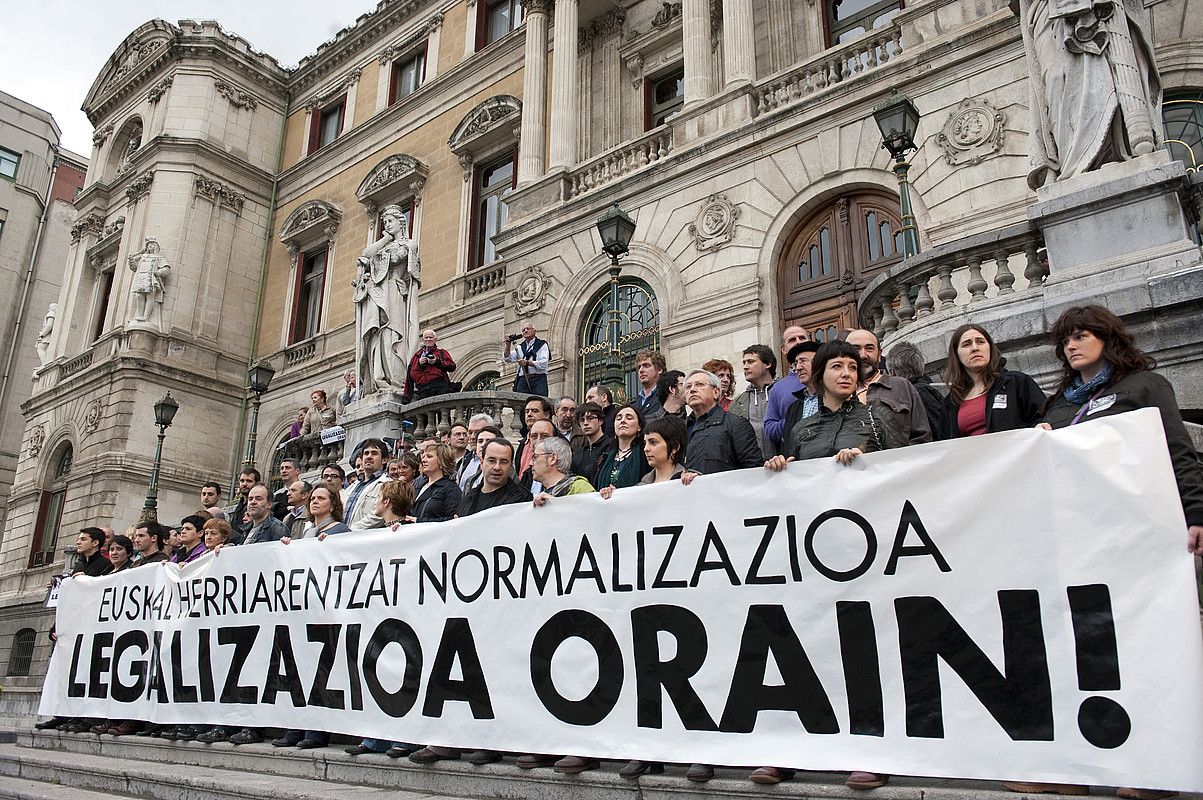 Akordioaren sinatzaileak, atzo, manifestazioaren bukaeran. MARISOL RAMIREZ / ARGAZKI PRESS. Akordioaren sinatzaileak, atzo, manifestazioaren bukaeran. MARISOL RAMIREZ / ARGAZKI PRESS.