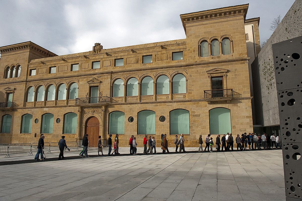 Ilarak sortu ziren atzo goizean goiz San Telmo museoko sarreran. JUAN CARLOS RUIZ / ARGAZKI PRESS. Ilarak sortu ziren atzo goizean goiz San Telmo museoko sarreran. JUAN CARLOS RUIZ / ARGAZKI PRESS.