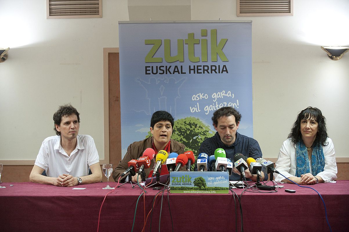 Niko Moreno, Marian Beitialarrangoitia, Aitor Bezares eta Miren Legorburu, ezker abertzaleko kideak. JON URBE / ARGAZKI PRESS. Niko Moreno, Marian Beitialarrangoitia, Aitor Bezares eta Miren Legorburu, ezker abertzaleko kideak. JON URBE / ARGAZKI PRESS.