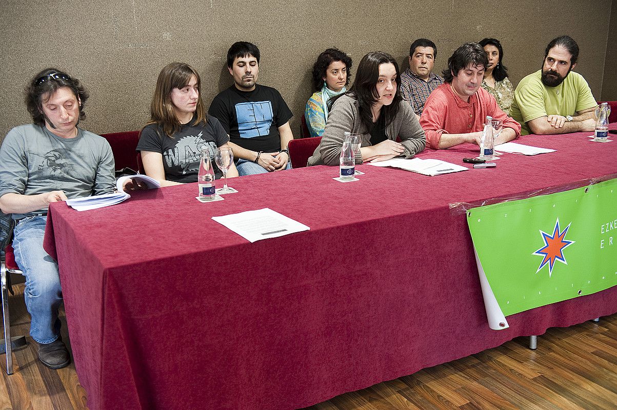Ezker Soberanista Eraikitzen plataformako kideak, atzo, Donostian egindako agerraldian. JUAN CARLOS RUIZ / ARGAZKI PRESS.