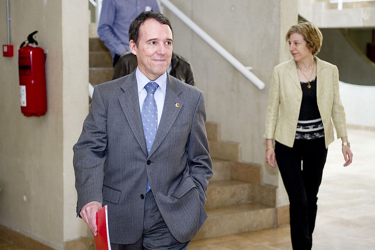 Julio Lafuente, NUPeko errektorea, atzo, bere hautagaitzaren aurkezpenean. IÑIGO URIZ / ARGAZKI PRESS.