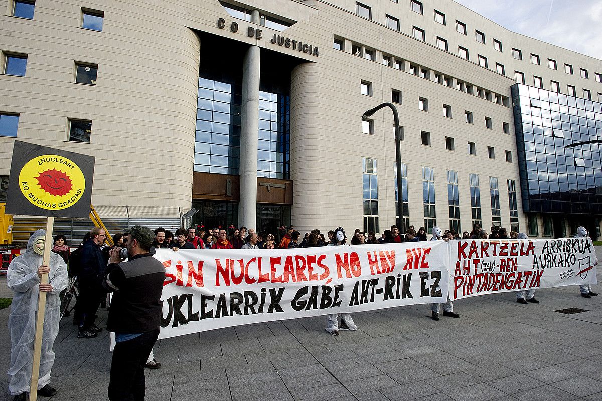 Epaiketa egin zuten bitartean, hainbat lagunek elkarretaratzea egin zuten atzo goizean, auzipetuei elkartasuna erakusteko. IÑIGO URIZ / ARGAZKI PRESS. Epaiketa egin zuten bitartean, hainbat lagunek elkarretaratzea egin zuten atzo goizean, auzipetuei elkartasuna erakusteko. IÑIGO URIZ / ARGAZKI PRESS.