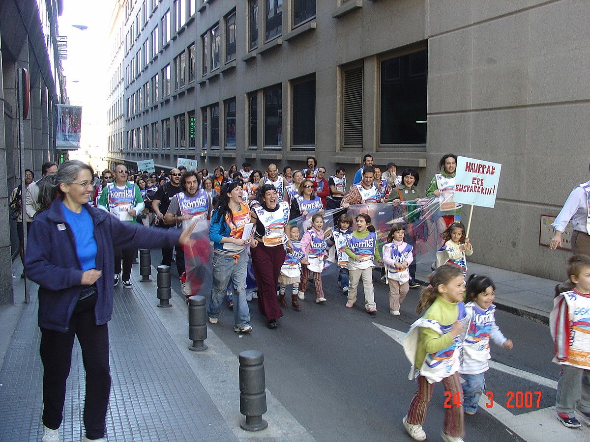 Euskal Etxeak antolatuta 2009an Korrika egin zuten Madrilen. BERRIA. Euskal Etxeak antolatuta 2009an Korrika egin zuten Madrilen. BERRIA.