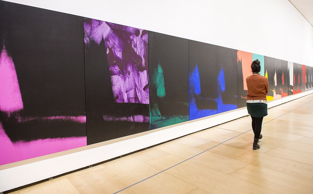 Emakume bat Bilboko Guggenheim museoan Andy Warholi eskainitako erakusketa ikusten. MONIKA DEL VALLE / ARGAZKI PRESS.