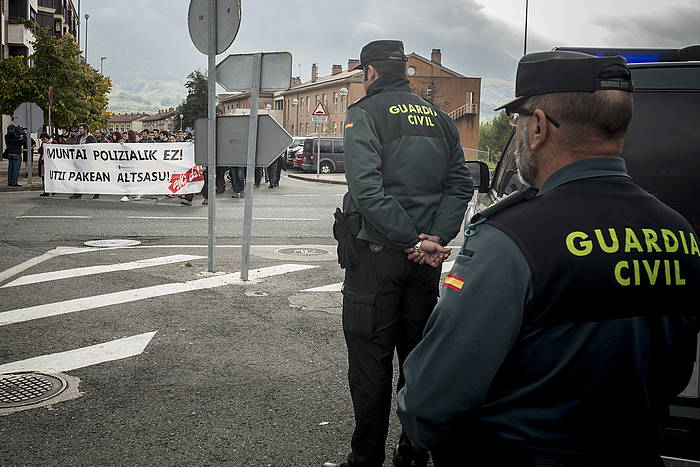 Guardia Zibila, Altsasun, muntaia polizialen aurkako manifestazio baten aurrean, 2016ko urriaren 22an. JAIZKI FONTANEDA, ARGAZKI PRESS