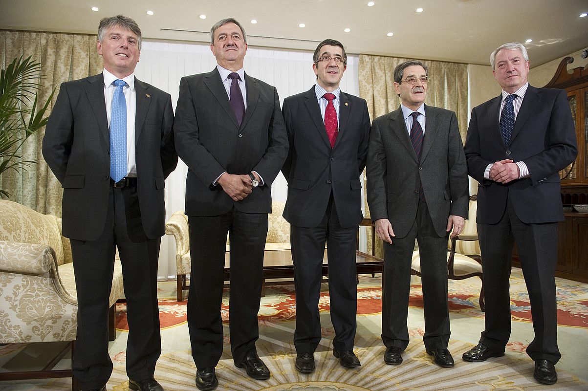 Xabier Iturbe, Carlos Agirre, Patxi Lopez, Mario Fernandez, eta Carlos Zapatero, atzo, Lehendakaritzan. JUANAN RUIZ / ARGAZKI PRESS. Xabier Iturbe, Carlos Agirre, Patxi Lopez, Mario Fernandez, eta Carlos Zapatero, atzo, Lehendakaritzan. JUANAN RUIZ / ARGAZKI PRESS.