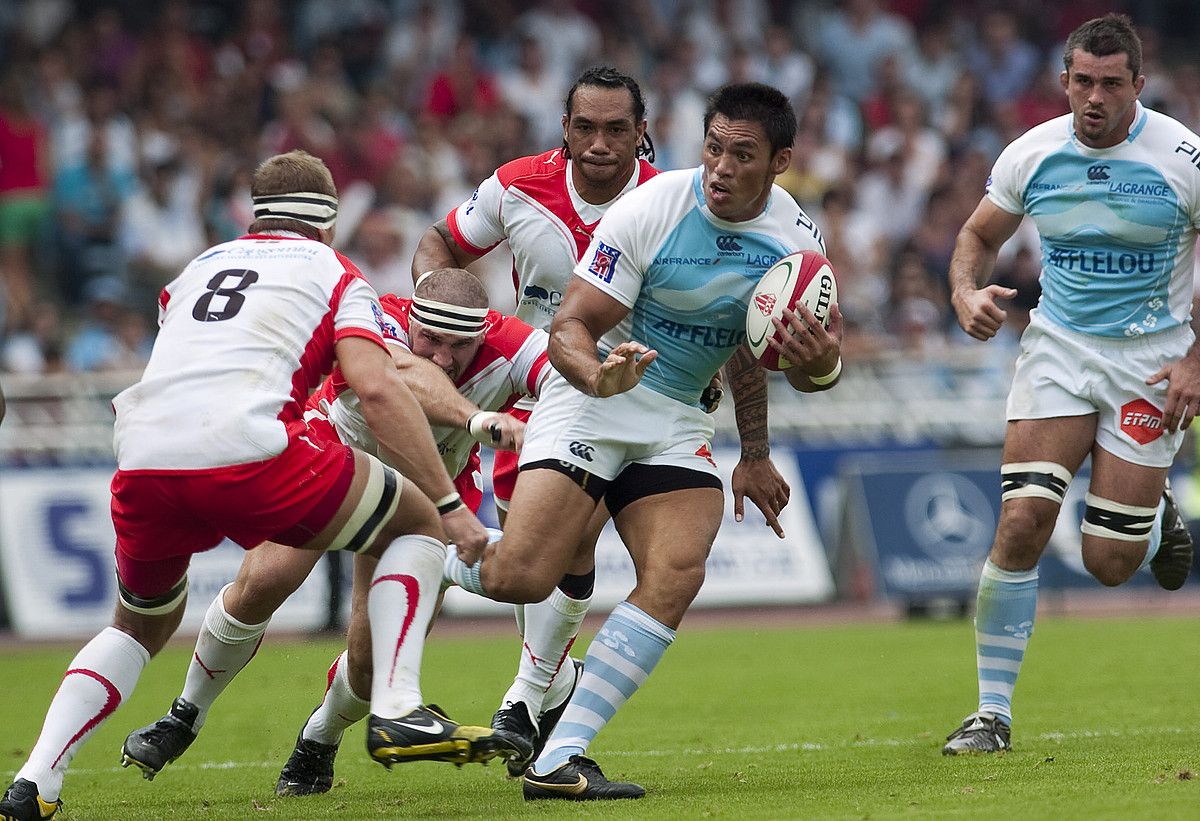 Baionako Dwayne Haare baloiarekin Miarritzeko Imanol Hariñordoki parean duela, 2009ko irailaren 12an Anoetan jokatutako partidan. JUAN CARLOS RUIZ / ARP. Baionako Dwayne Haare baloiarekin Miarritzeko Imanol Hariñordoki parean duela, 2009ko irailaren 12an Anoetan jokatutako partidan. JUAN CARLOS RUIZ / ARP.