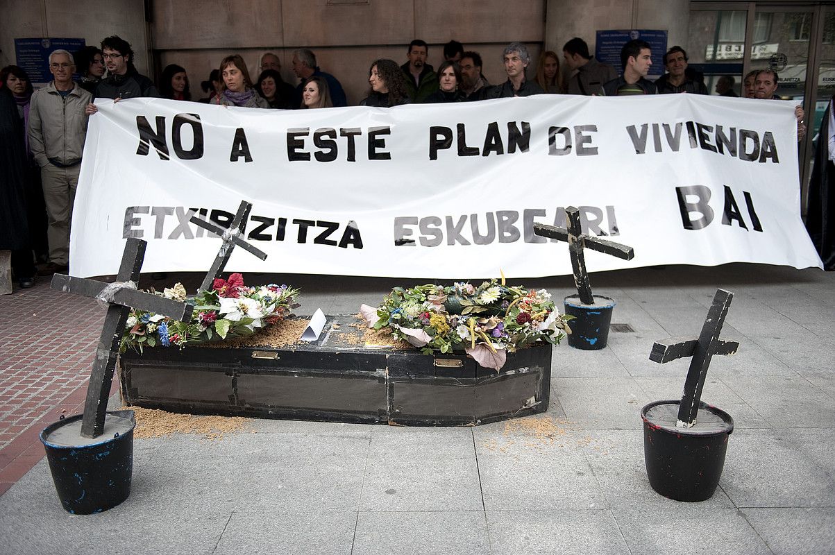 Jaurlaritzaren egoitzan eginiko protesta. M. RAMIREZ / ARP. Jaurlaritzaren egoitzan eginiko protesta. M. RAMIREZ / ARP.