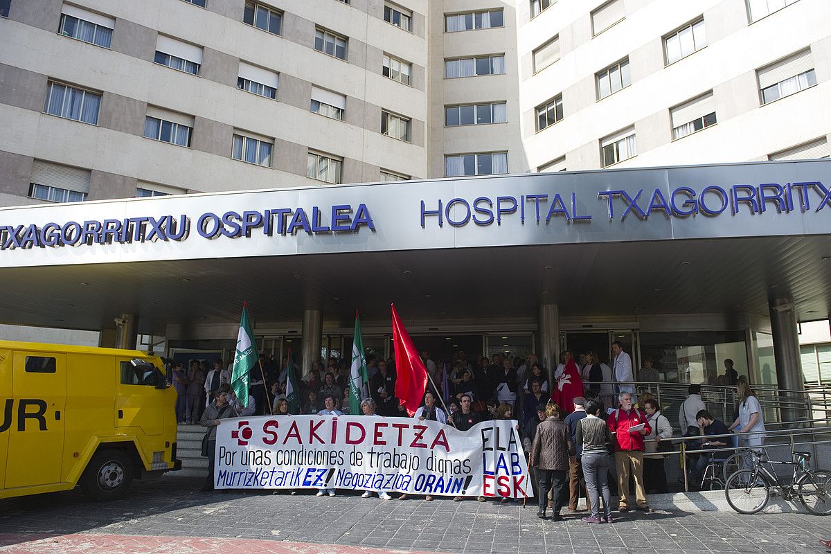 Murrizketen aurkako eta negoziazioaren aldeko elkarretaratzea, atzo, Txagorritxu Ospitalean. JUANAN RUIZ / ARGAZKI PRESS. Murrizketen aurkako eta negoziazioaren aldeko elkarretaratzea, atzo, Txagorritxu Ospitalean. JUANAN RUIZ / ARGAZKI PRESS.