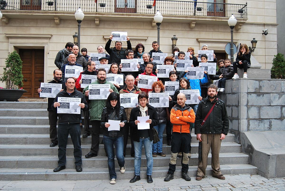 Erriberako euskaltzaleak atzo Tuteran elkartu ziren manifestaziorako deia egiteko. BERRIA. Erriberako euskaltzaleak atzo Tuteran elkartu ziren manifestaziorako deia egiteko. BERRIA.