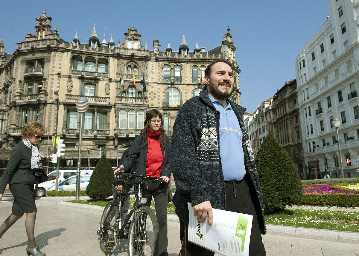 Berdeen ordezkariak eskaria aurkezteko bidean. JON HERNAEZ / ARGAZKI PRESS. Berdeen ordezkariak eskaria aurkezteko bidean. JON HERNAEZ / ARGAZKI PRESS.