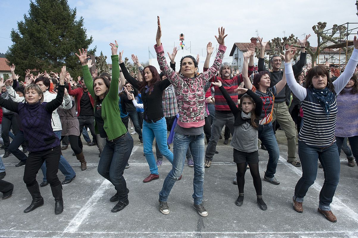 Jendea plazan, dantzan. JON URBE / ARGAZKI PRESS. Jendea plazan, dantzan. JON URBE / ARGAZKI PRESS.