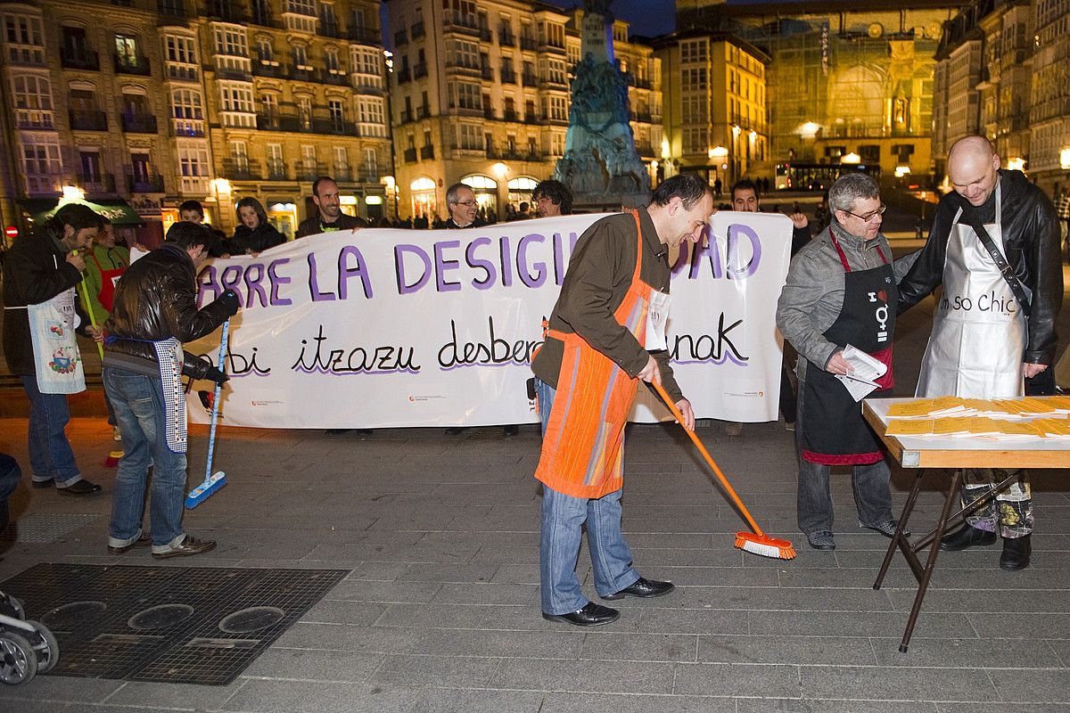 Topaketan parte hartzen ari diren gizonek elkarretaratzea egin zuten, atzo, Gasteizen. JUANAN RUIZ / ARGAZKI PRESS. Topaketan parte hartzen ari diren gizonek elkarretaratzea egin zuten, atzo, Gasteizen. JUANAN RUIZ / ARGAZKI PRESS.