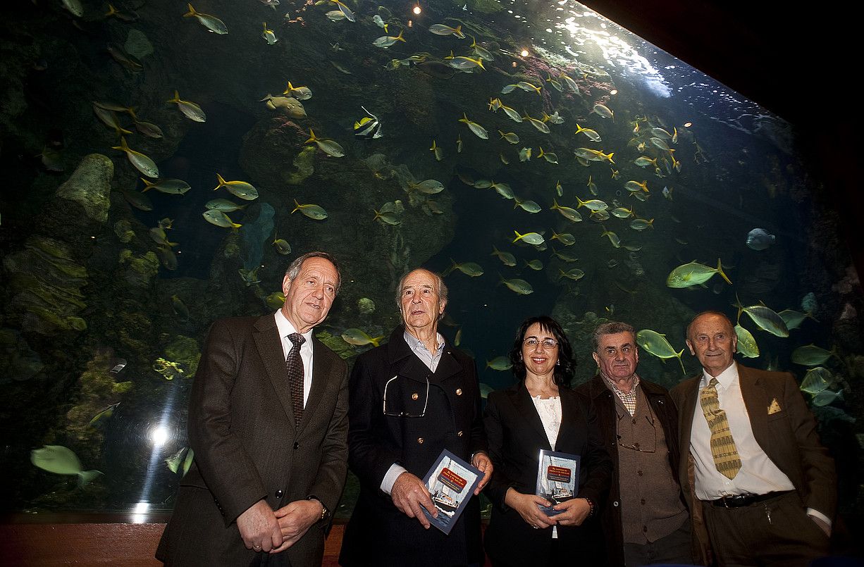 Lazaro Larzabal, ezkerretik bigarrena, eta haren ondoan, Rosa Garcia Orellan. JUAN CARLOS RUIZ / ARGAZKI PRESS. Lazaro Larzabal, ezkerretik bigarrena, eta haren ondoan, Rosa Garcia Orellan. JUAN CARLOS RUIZ / ARGAZKI PRESS.