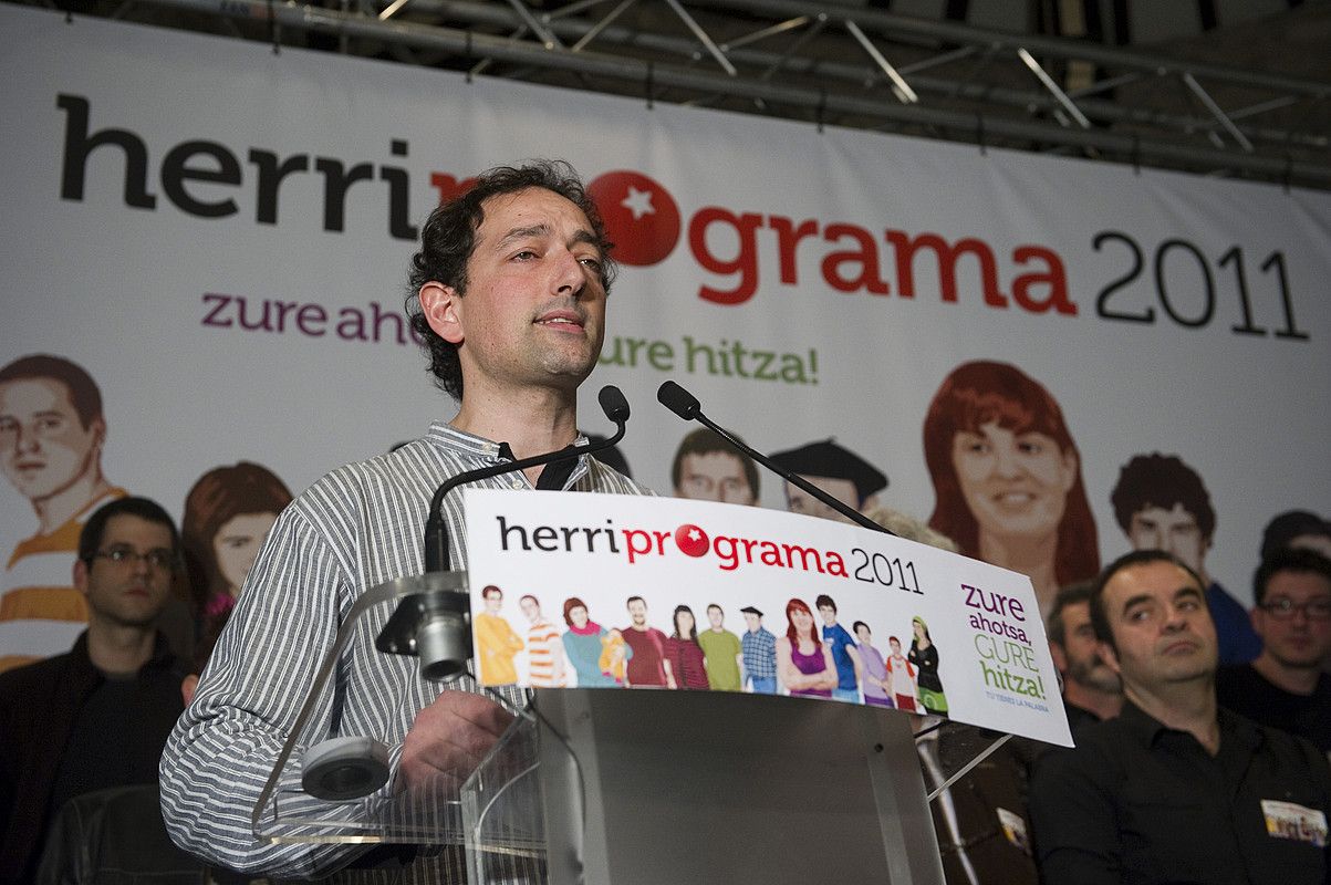 Aitor Bezares, otsailaren 26ko irudian, Arabako 'Herri Programa 2011'-ren aurkezpenean. JUANAN RUIZ / ARGAZKI PRESS. Aitor Bezares, otsailaren 26ko irudian, Arabako 'Herri Programa 2011'-ren aurkezpenean. JUANAN RUIZ / ARGAZKI PRESS.