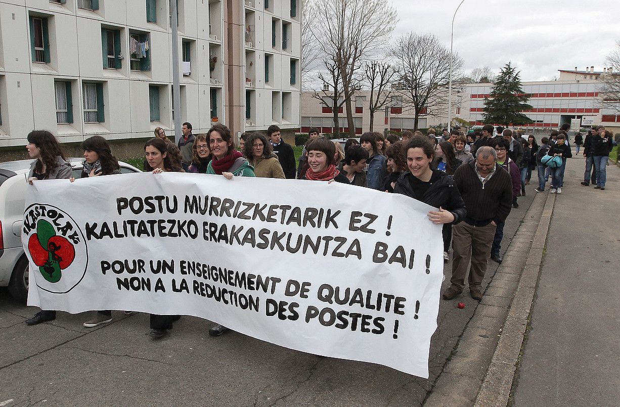 Atzo Etxepare lizeoan egindako protesta. BOB EDME. Atzo Etxepare lizeoan egindako protesta. BOB EDME.