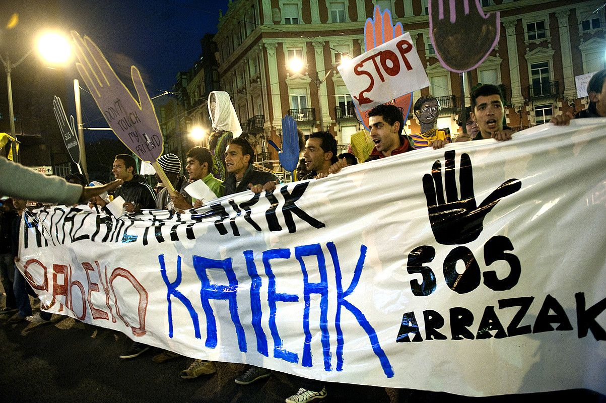 Arrazakeriaren kontrako atzoko manifestazioa. MARISOL RAMIREZ / ARGAZKI PRESS. Arrazakeriaren kontrako atzoko manifestazioa. MARISOL RAMIREZ / ARGAZKI PRESS.