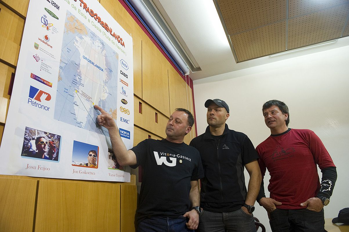 Josu Feijoo, Victor Izquierdo eta Jon Goikoetxea Groenlandiako maparekin. JUANAN RUIZ / ARGAZKI PRESS.