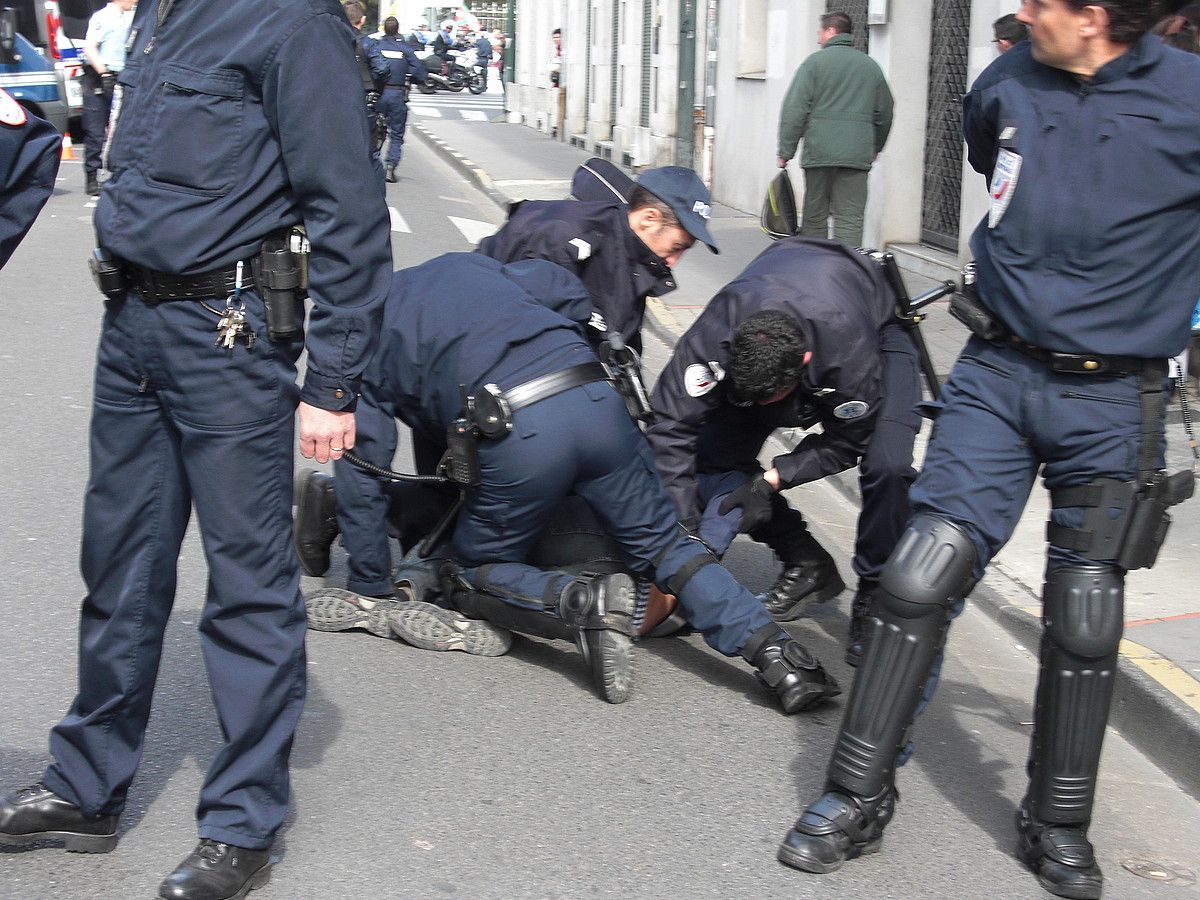 Poliziak gogor hartu zituen euroaginduaren aurka protesta egitera Pauera atzo hurbildu zirenak. BERRIA. Poliziak gogor hartu zituen euroaginduaren aurka protesta egitera Pauera atzo hurbildu zirenak. BERRIA.