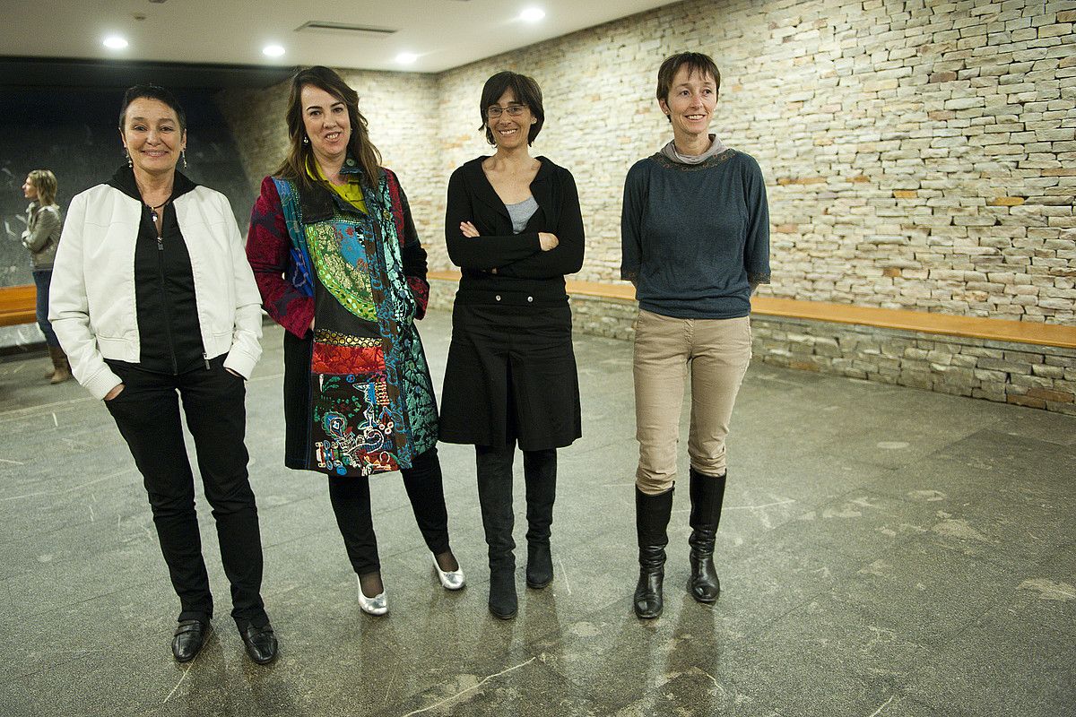 Jone Goirizelaia, Ainhoa Aznarez, Nekane Alzelai eta Onintza Lasa, atzo, Irunen, mahai ingurua hasi baino lehenagoko irudian. GARI GARAIALDE / ARGAZKI PRESS.