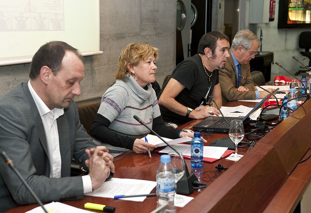Alfontso Zenon, Arantza Zulueta,  Cesar Manzano eta Felix Cañada abokatuak, atzo arratsaldeko hitzaldian. JON HERNAEZ / ARGAZKI PRESS.