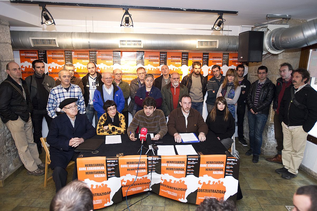 Euskal Herriko Eskubide Zibilen Aldeko Mugimenduko kideen agerraldia, atzo, Iruñean. IÑIGO URIZ / ARGAZKI PRESS.