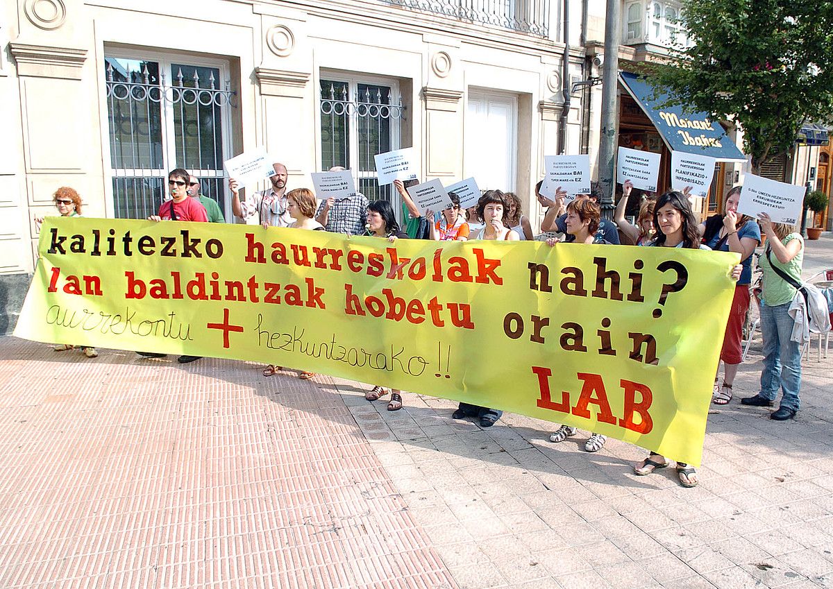 Haurreskolak partzuergoko langileak protesta batean, artxiboko argazki batean. JON HERNAEZ / ARGAZKI PRESS.