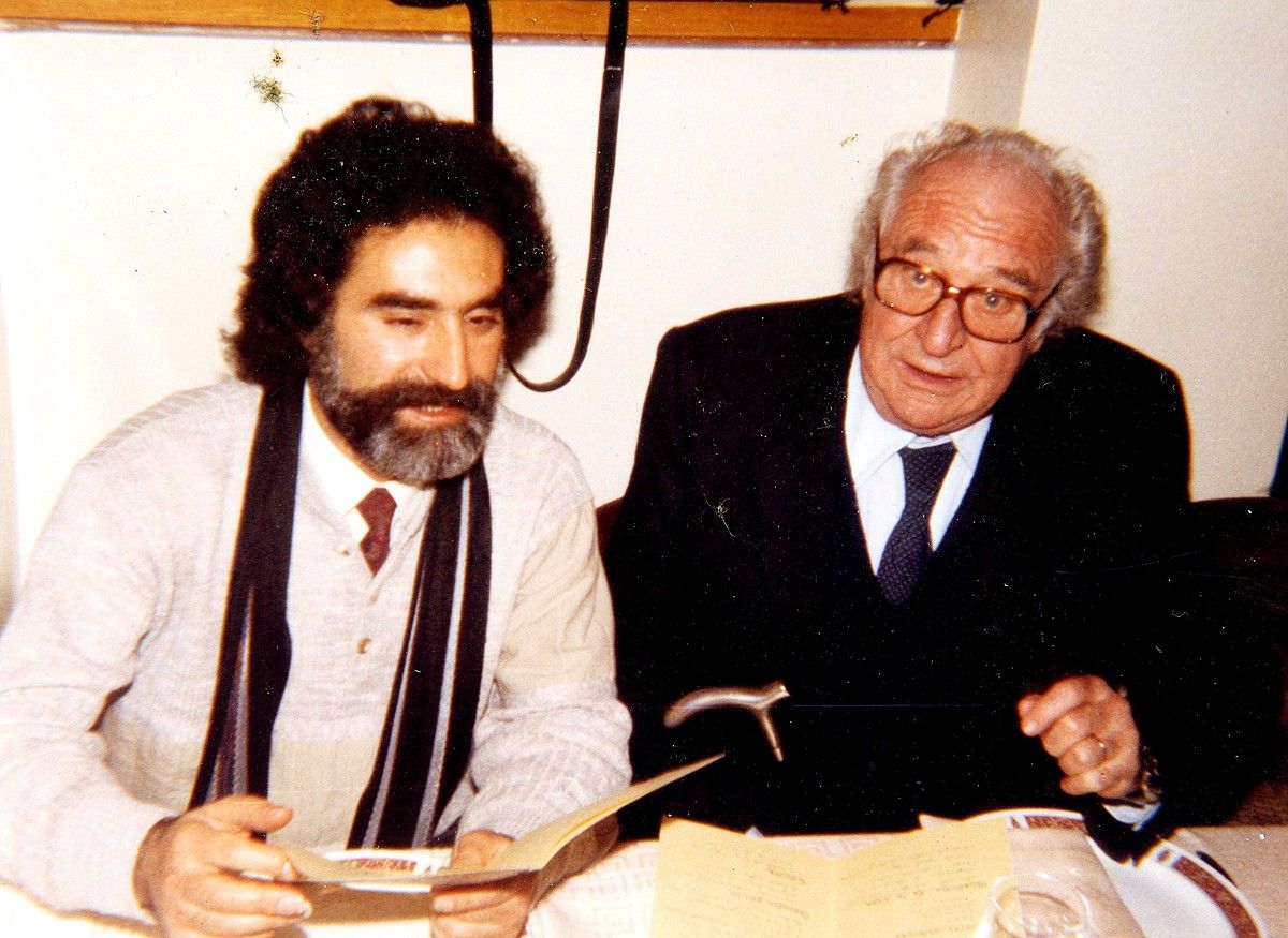 Xabier Lete eta Gabriel Celaya, Gipuzkoako Foru Aldundiak Gabriel Celaya omentzeko antolatu zituen jardunaldietako egun batean, elkarrekin bazkaltzen Donostiako jatetxe batean. Felix Marañak egin zuen argazkia, Maria Asuncion Mateo Rafael Albertiren emaztearen kamerarekin. FELIX MARAÑA. Xabier Lete eta Gabriel Celaya, Gipuzkoako Foru Aldundiak Gabriel Celaya omentzeko antolatu zituen jardunaldietako egun batean, elkarrekin bazkaltzen Donostiako jatetxe batean. Felix Marañak egin zuen argazkia, Maria Asuncion Mateo Rafael Albertiren emaztearen kamerarekin. FELIX MARAÑA.