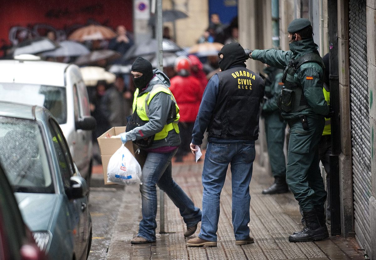 Aurreko asteartean atxilotutako lau lagunek ere torturak salatu dituzte. Irudian, azken polizia operazioko une bat. MARISOL RAMIREZ / ARGAZKI PRESS.