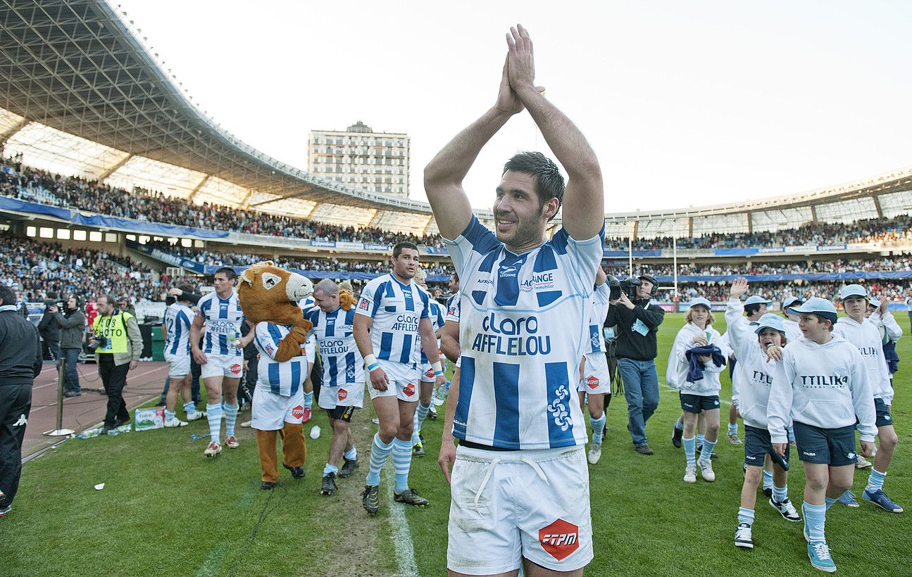 Thibault Lacroix Baionako erdikoa bere taldearen garaipena ospatzen, gibelean taldekideak dituela. Baionako zaleek Anoetako harmailak bete zituzten. JON URBE / ARGAZKI PRESS. Thibault Lacroix Baionako erdikoa bere taldearen garaipena ospatzen, gibelean taldekideak dituela. Baionako zaleek Anoetako harmailak bete zituzten. JON URBE / ARGAZKI PRESS.