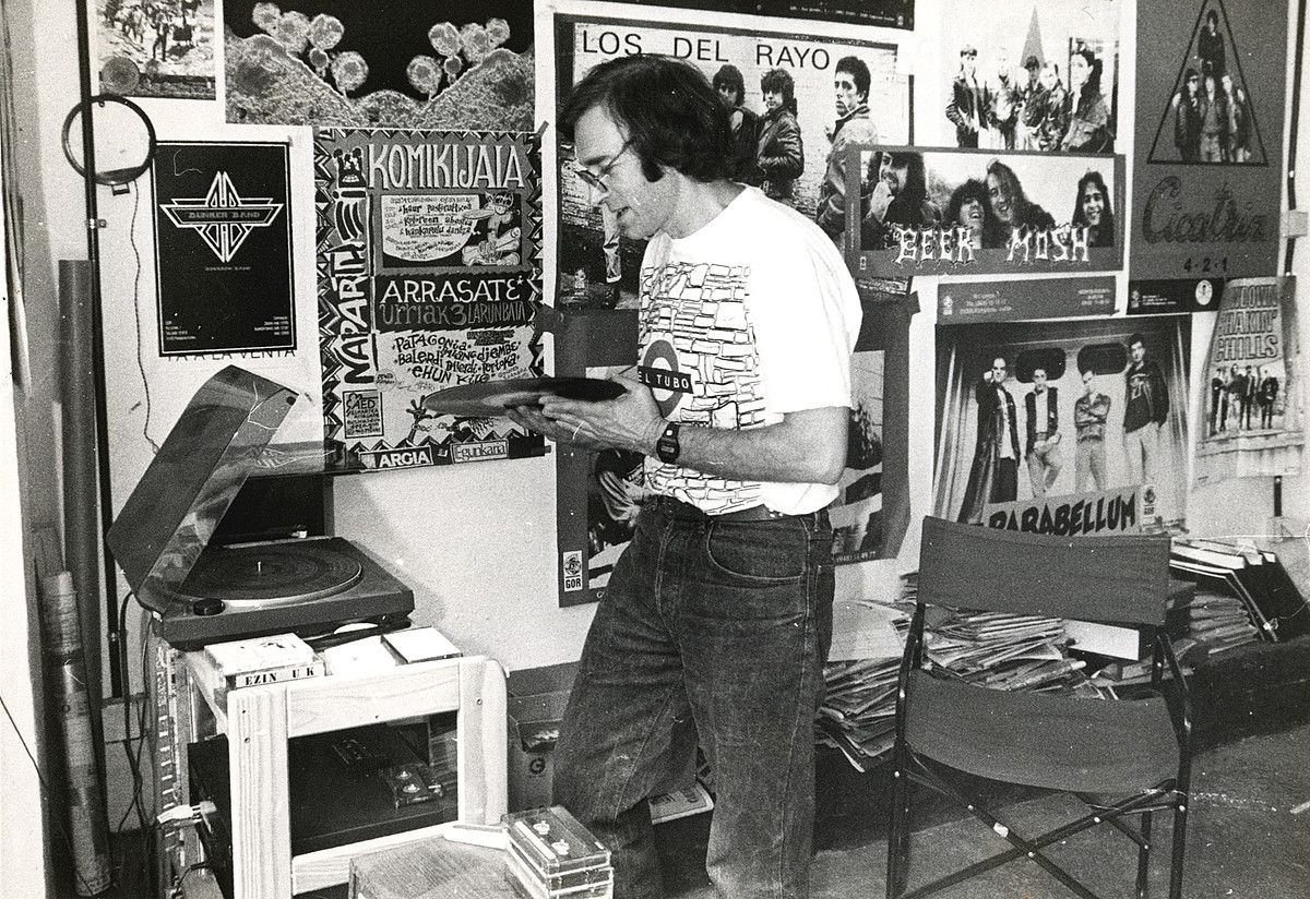 Marino Goñi musikari, produktore eta Soñua, Oihuka eta Gor diskoetxeen sortzaile izandakoa, 1994ko argazki batean, disko bat jartzen. JOXE LACALLE.