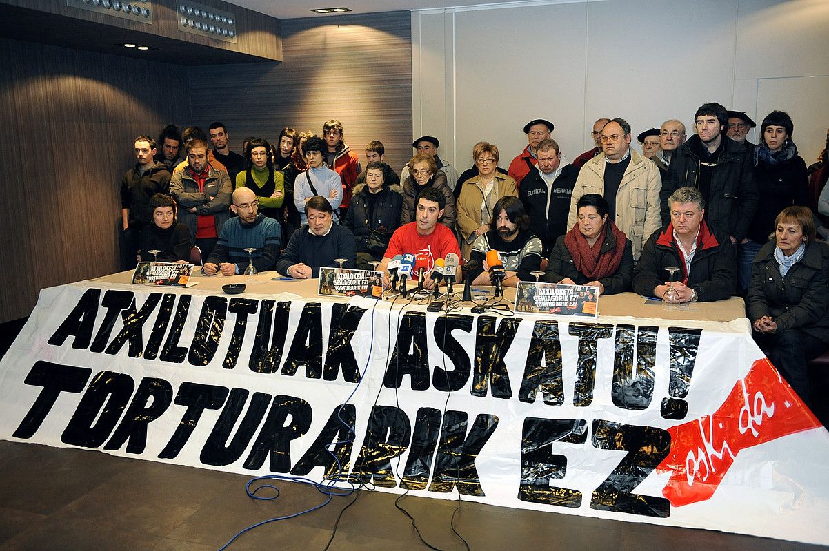 Amnistiaren Aldeko Mugimenduko kideak eta hainbat atxiloturen senide eta lagunak, Bilbon, atzo. JON HERNAEZ / ARGAZKI PRESS. Amnistiaren Aldeko Mugimenduko kideak eta hainbat atxiloturen senide eta lagunak, Bilbon, atzo. JON HERNAEZ / ARGAZKI PRESS.