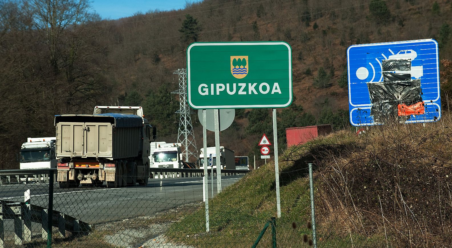 Ibilgailuak Etxegaratetik igarotzen. JON URBE / ARGAZKI PRESS. Ibilgailuak Etxegaratetik igarotzen. JON URBE / ARGAZKI PRESS.