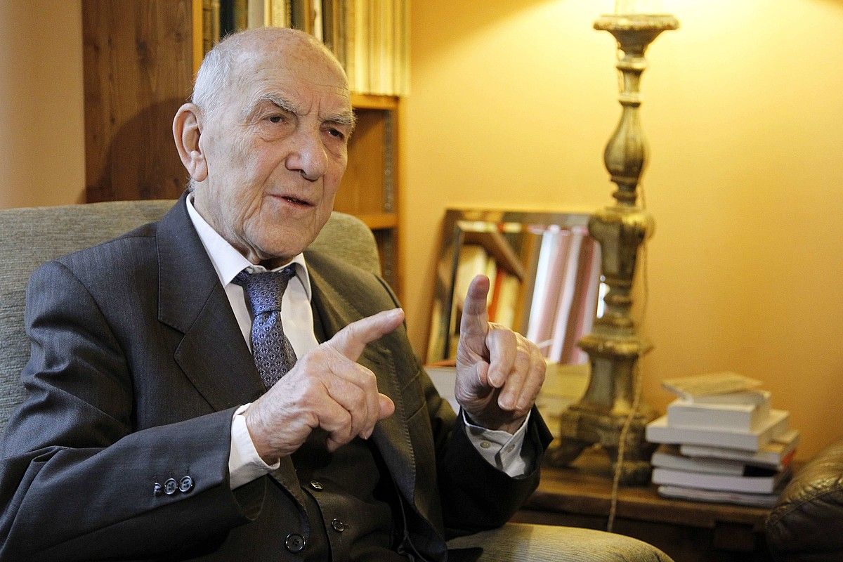 Stephane Hessel, Indignez-vous ! liburuaren egilea. FRANÇOIS MORI / AP. Stephane Hessel, Indignez-vous ! liburuaren egilea. FRANÇOIS MORI / AP.