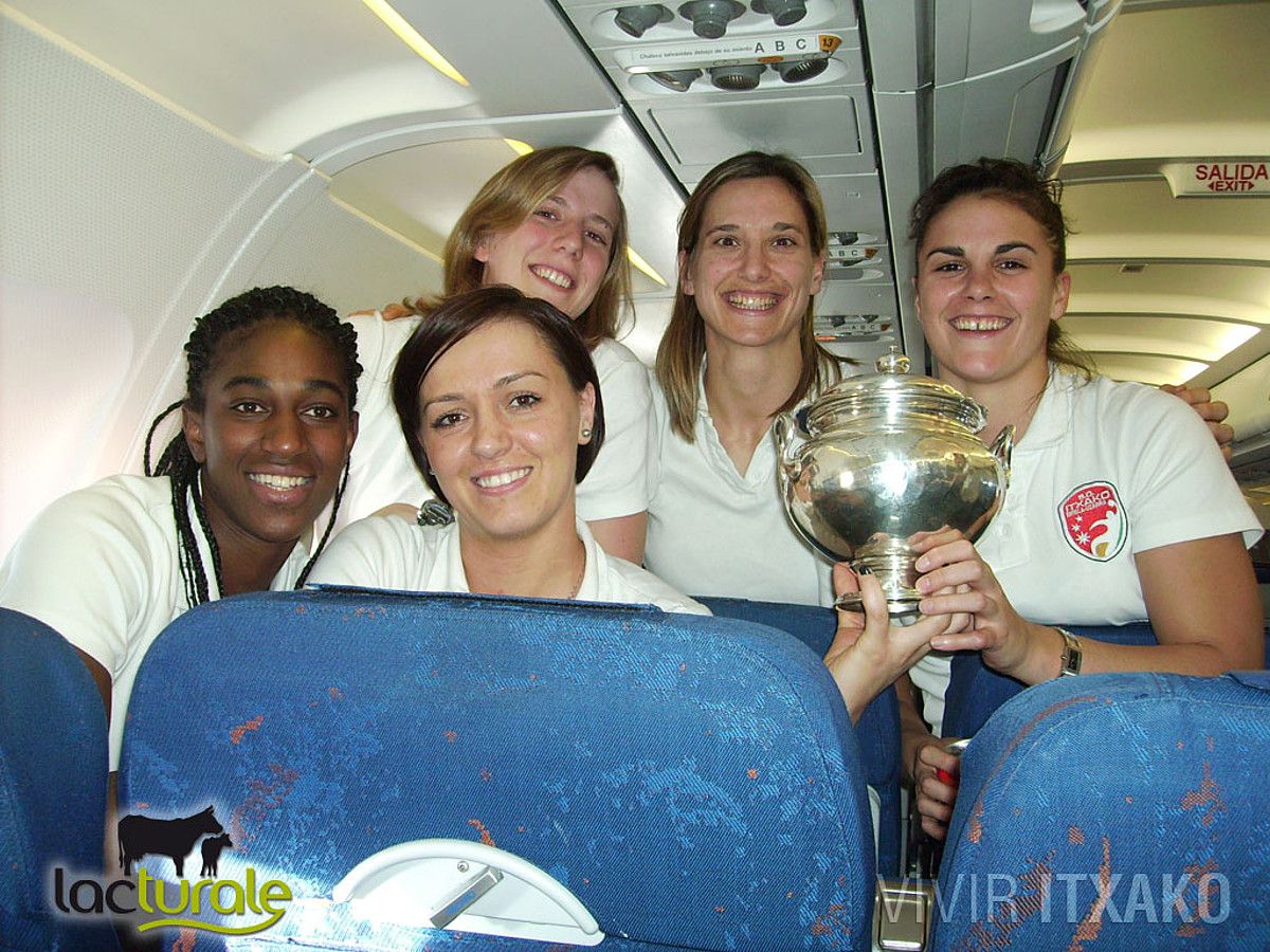 Alexandrina Barbosa, Oana Soit, Adriana Stefani, Andrea Barno eta Naiara Egozkue, Koparekin, hegazkinean. ITXAKO. Alexandrina Barbosa, Oana Soit, Adriana Stefani, Andrea Barno eta Naiara Egozkue, Koparekin, hegazkinean. ITXAKO.
