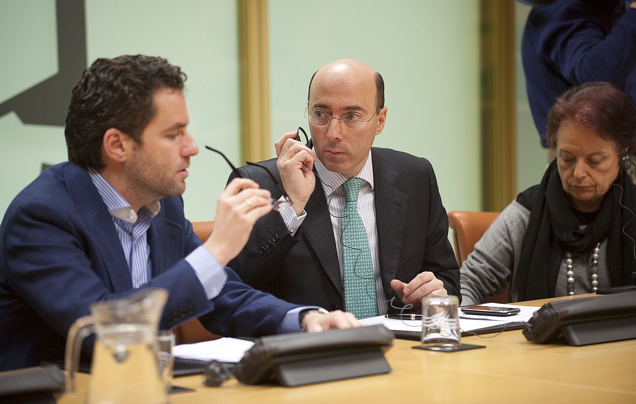 Borja Semper eta Carlos Urquijo PPko legebiltzarkideak atzo EITBren Kontrolerako Batzordeko bilkuran. RAUL BOGAJO / ARGAZKI PRESS. Borja Semper eta Carlos Urquijo PPko legebiltzarkideak atzo EITBren Kontrolerako Batzordeko bilkuran. RAUL BOGAJO / ARGAZKI PRESS.