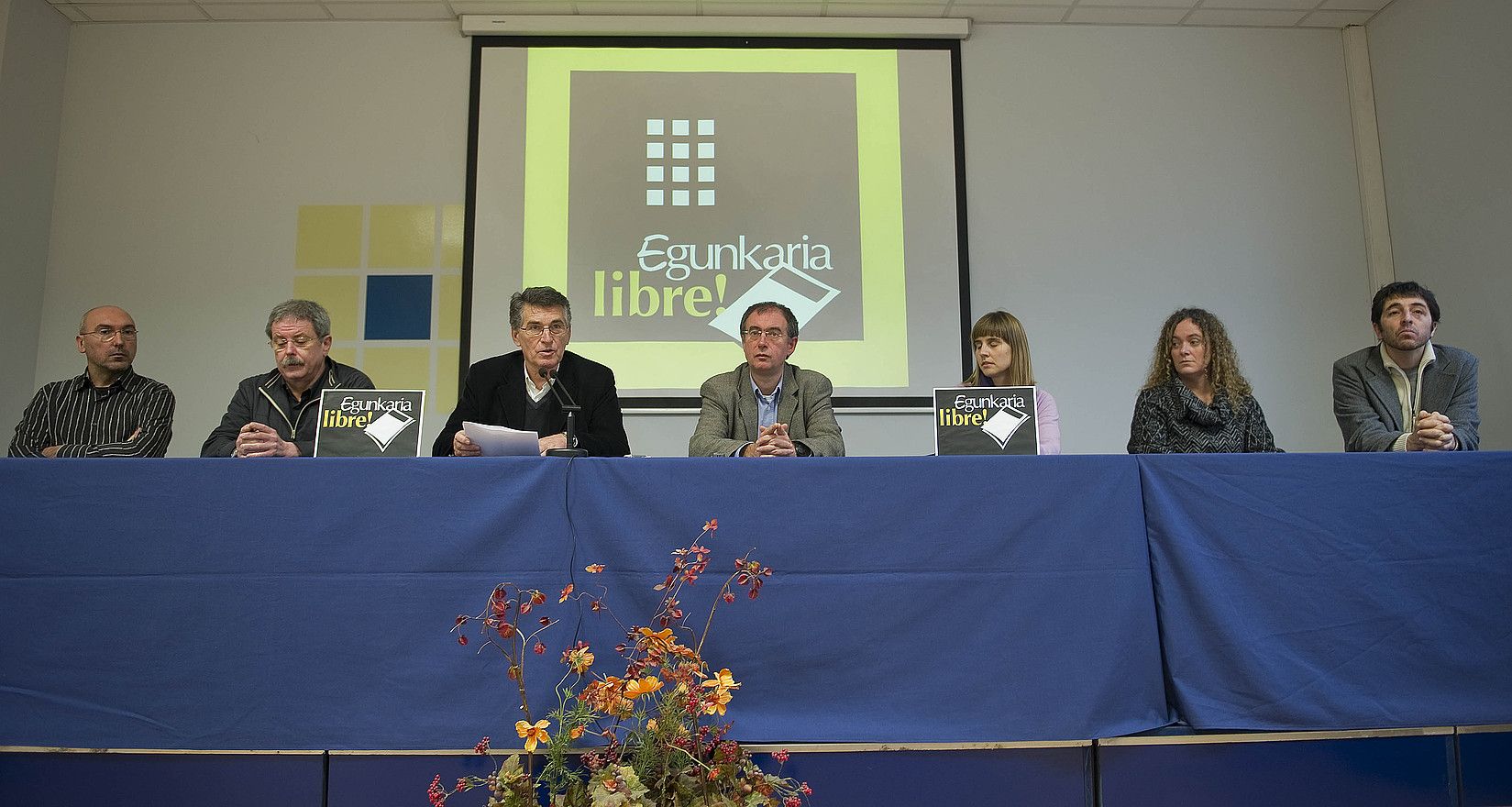 Fernando Furundarena, Joxemari Sors, Joan Mari Torrealdai, Iñaki Uria, Begoña Zubeltzu, Ainhoa Albisu eta Mikel Sorozabal auzipetuak, atzo, prentsaurrekoan. ANDONI CANELLADA / ARGAZKI PRESS. Fernando Furundarena, Joxemari Sors, Joan Mari Torrealdai, Iñaki Uria, Begoña Zubeltzu, Ainhoa Albisu eta Mikel Sorozabal auzipetuak, atzo, prentsaurrekoan. ANDONI CANELLADA / ARGAZKI PRESS.
